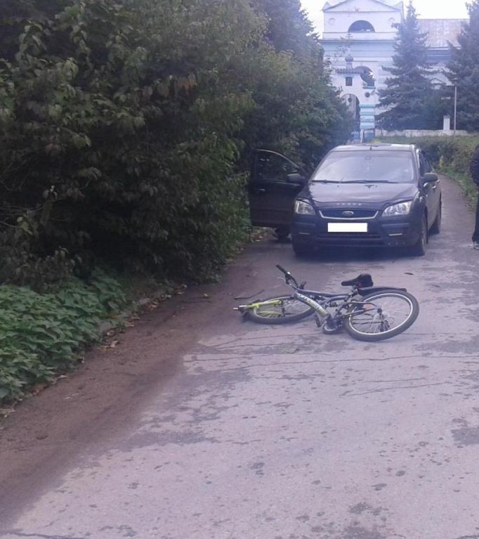 В Новомосковском районе водитель сбил велосипедиста: мальчик в реанимации 