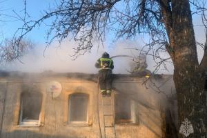 Более получаса спасатели боролись с пожаром жилом доме в Плавском районе.