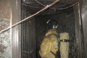 В Узловой пожарные спасли людей из горящей квартиры.