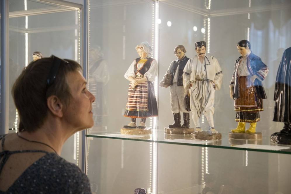 Выставка фарфоровых фигур «Народности России» открылась в Туле