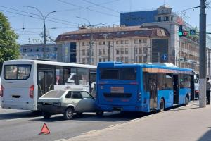В Туле на Советской в аварию попал автобус.