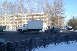 Небольшая авария на улице Оборонной спровоцировала пробку .