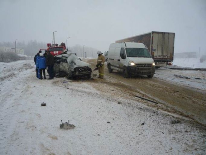 На трассе М-2 в ДТП с грузовиком и легковушкой погибли два человека 