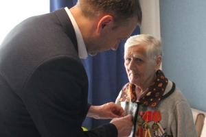 По поручению губернатора Алексея Дюмина ветерану из Алексина вручили медаль.