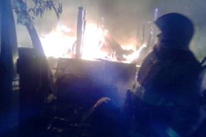 В Туле ночью сгорели дом, сараи и 2 автомобиля, есть пострадавший.