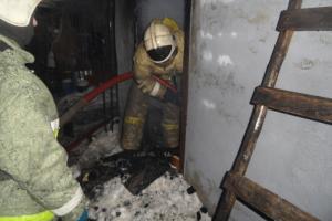 Три пожарных расчета тушили горящую баню в Туле.