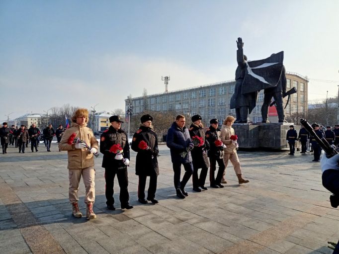 Алексей Дюмин принял участие в памятных мероприятиях на площади Победы в Туле