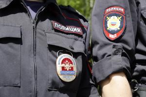 В Новомосковске полиция искала вора, обчистившего автомобиль.