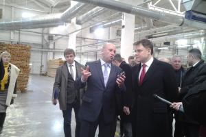 Владимир Груздев посетил производство дверей в Донском.