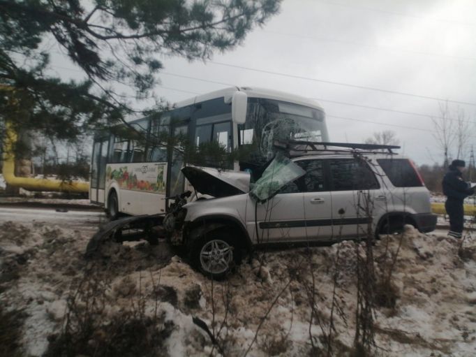 В Тульской области автобус с рабочими столкнулся с легковым автомобилем