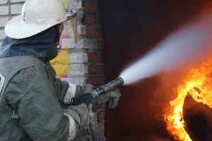 В Киреевском районе 11 человек тушили горящий дом .