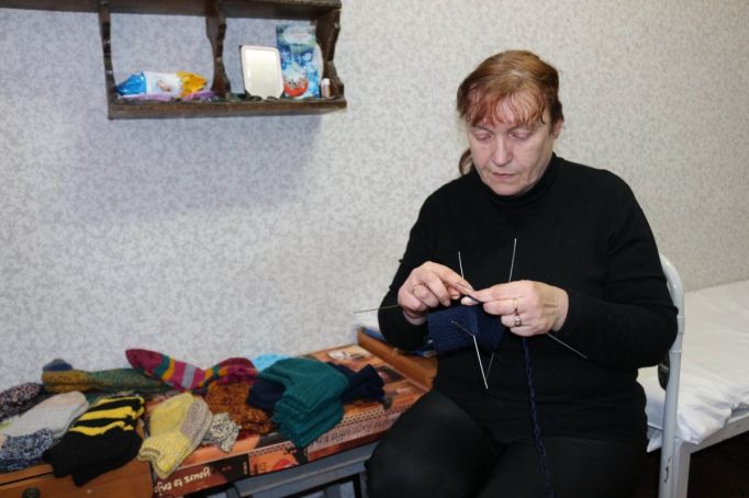 Осужденная из КП-8 - мать троих детей связала 25 пар носков для бойцов СВО