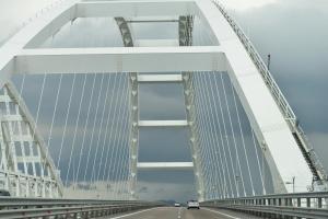 На восстановленной части Крымского моста возобновили автомобильное движение.