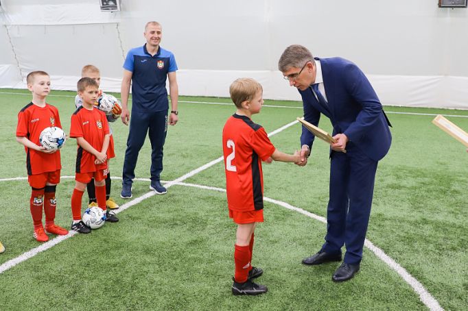 Дмитрий Миляев в День защиты детей пообщался с юными спортсменами