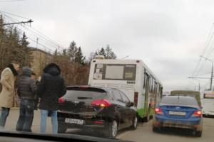В Туле столкнулись легковушка и пассажирский автобус.