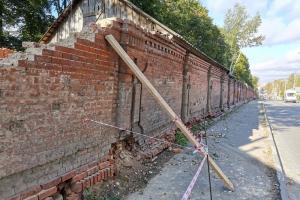 В Туле начался ремонт ограды Всехсвятского кладбища.