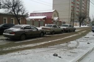 На улице Староникитская в Туле "паровозиком" столкнулись три автомобиля .