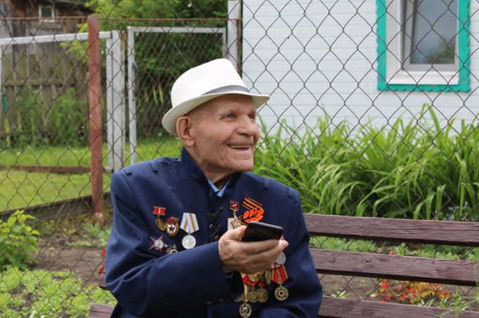 Алексей Дюмин поздравил со 105-летием ветерана ВОВ Михаила Рыбкина