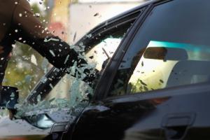 Двое молодых людей в Новомосковске разбили стекло автомобиля и выкрали видеорегистратор .