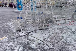 В Туле водитель протаранил новогодний шар на площади Ленина.