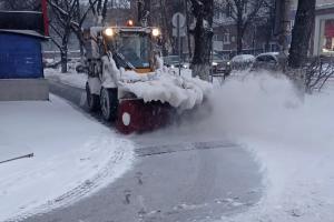 100 единиц спецтехники убирают снег с улиц Тулы.
