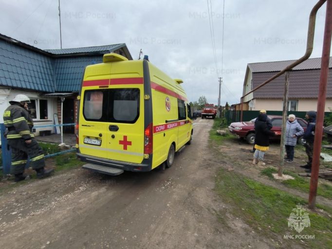 В Щёкинском районе загорелся частный дом, 2 человека пострадали