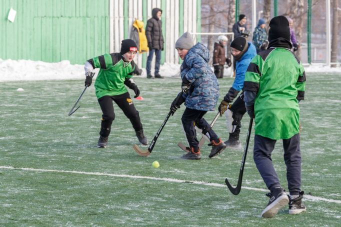 В Туле проходит турнир по хоккею в валенках среди школьников