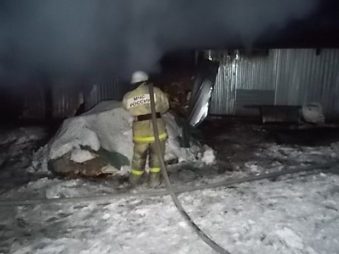 В Заокском районе сгорели гараж и машина