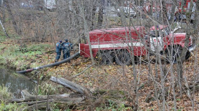 В тульском поселке Плеханово 4 пожарные машины приехали тушить здание