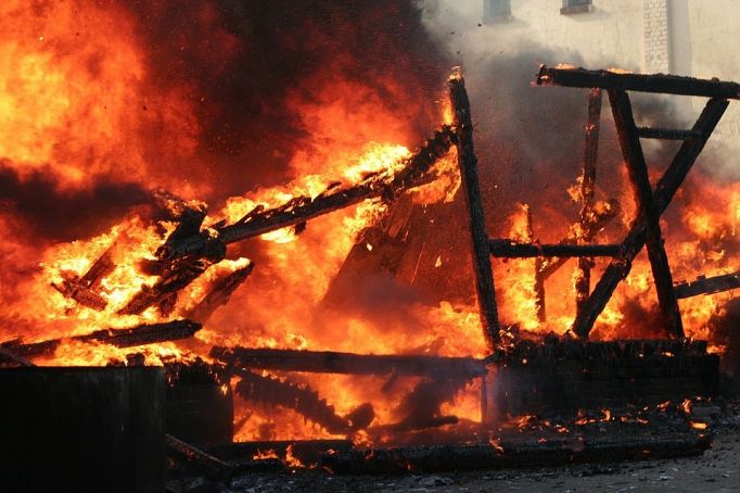 В Ясногорском районе за 4 минуты сарай превратился в пепел 